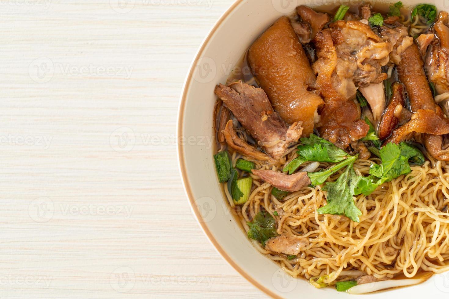 fideos de pierna de cerdo guisados en sopa marrón foto