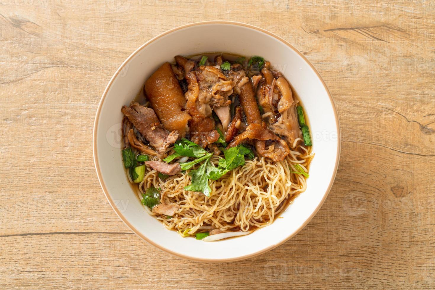 fideos de pierna de cerdo guisados en sopa marrón foto