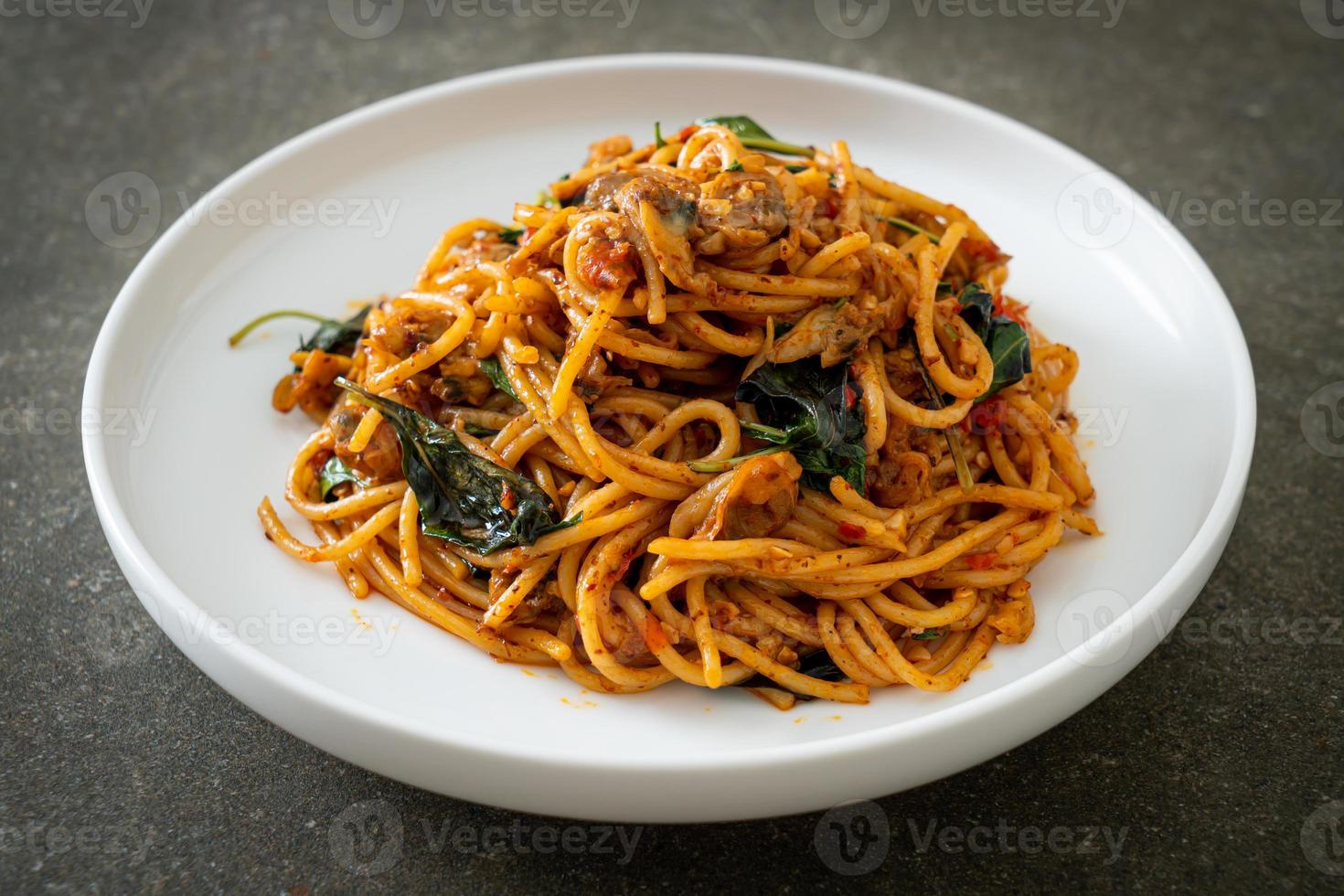 espaguetis salteados con pasta de almejas y guindilla foto