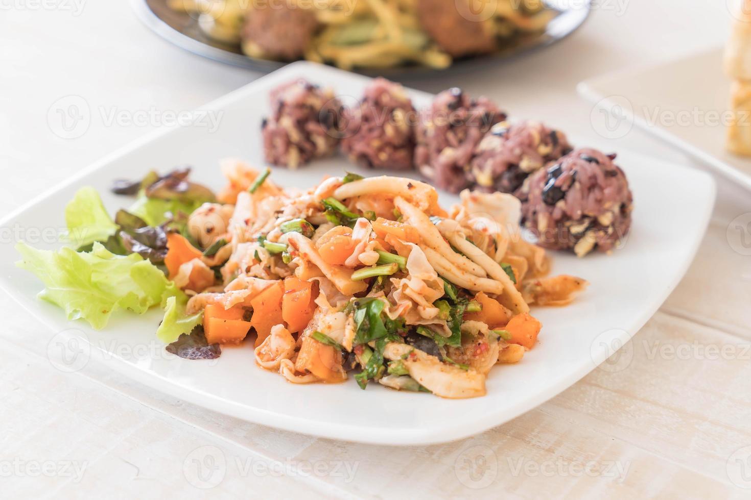 ensalada vegana picante con bayas pegajosas y arroz de grano foto