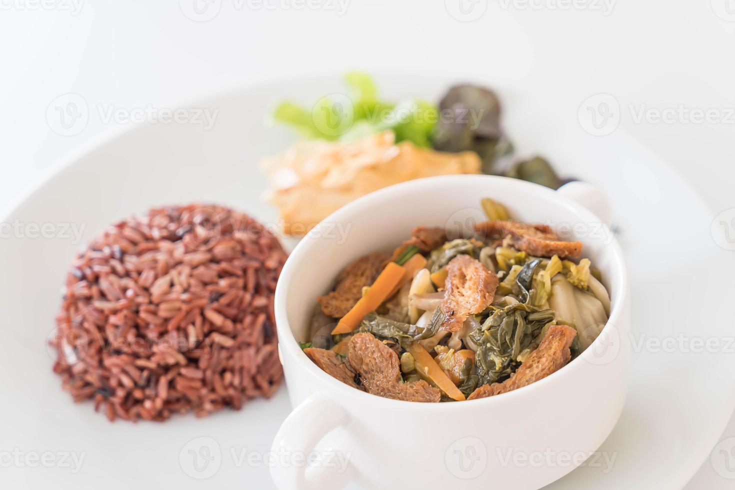 Guiso de verduras chino y tofu con arroz de bayas foto