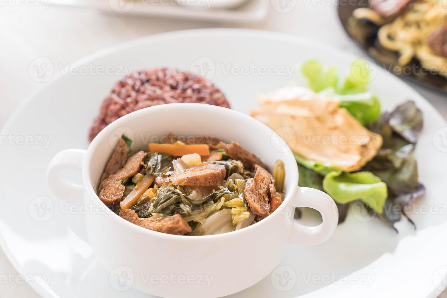 Guiso de verduras chino y tofu con arroz de bayas foto