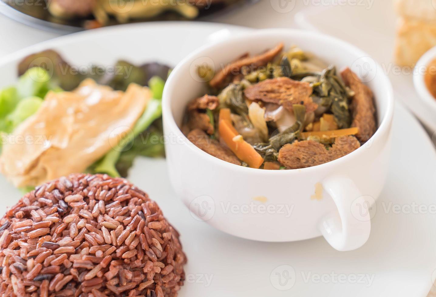 Guiso de verduras chino y tofu con arroz de bayas foto