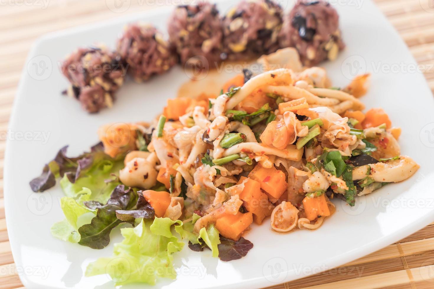 ensalada vegana picante con bayas pegajosas y arroz de grano foto