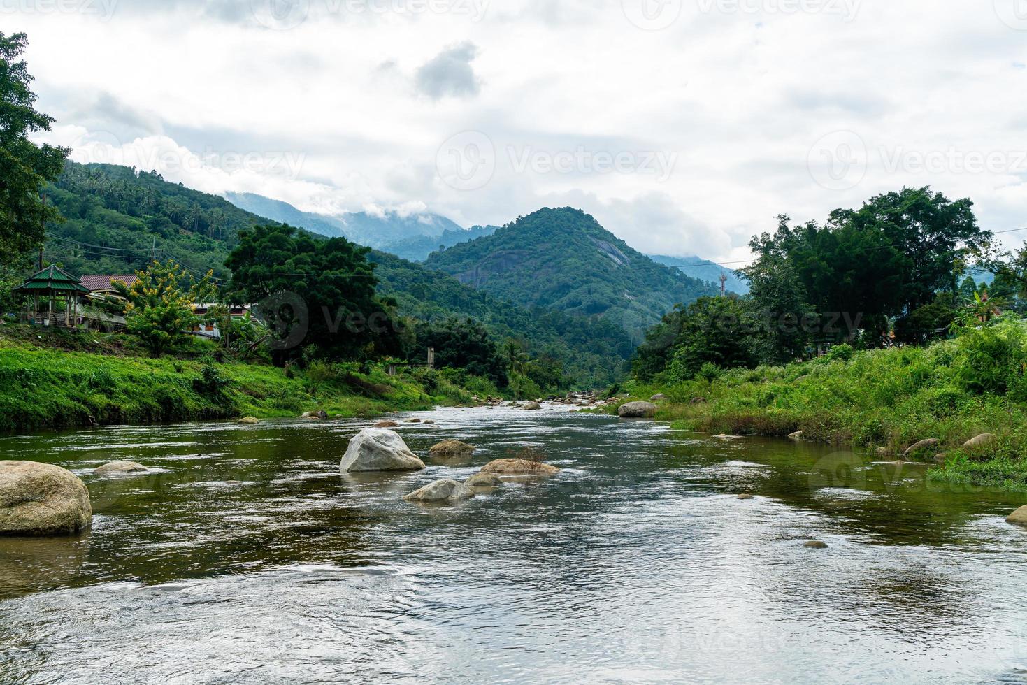 kiriwong village - uno de los mejores pueblos al aire libre de tailandia foto