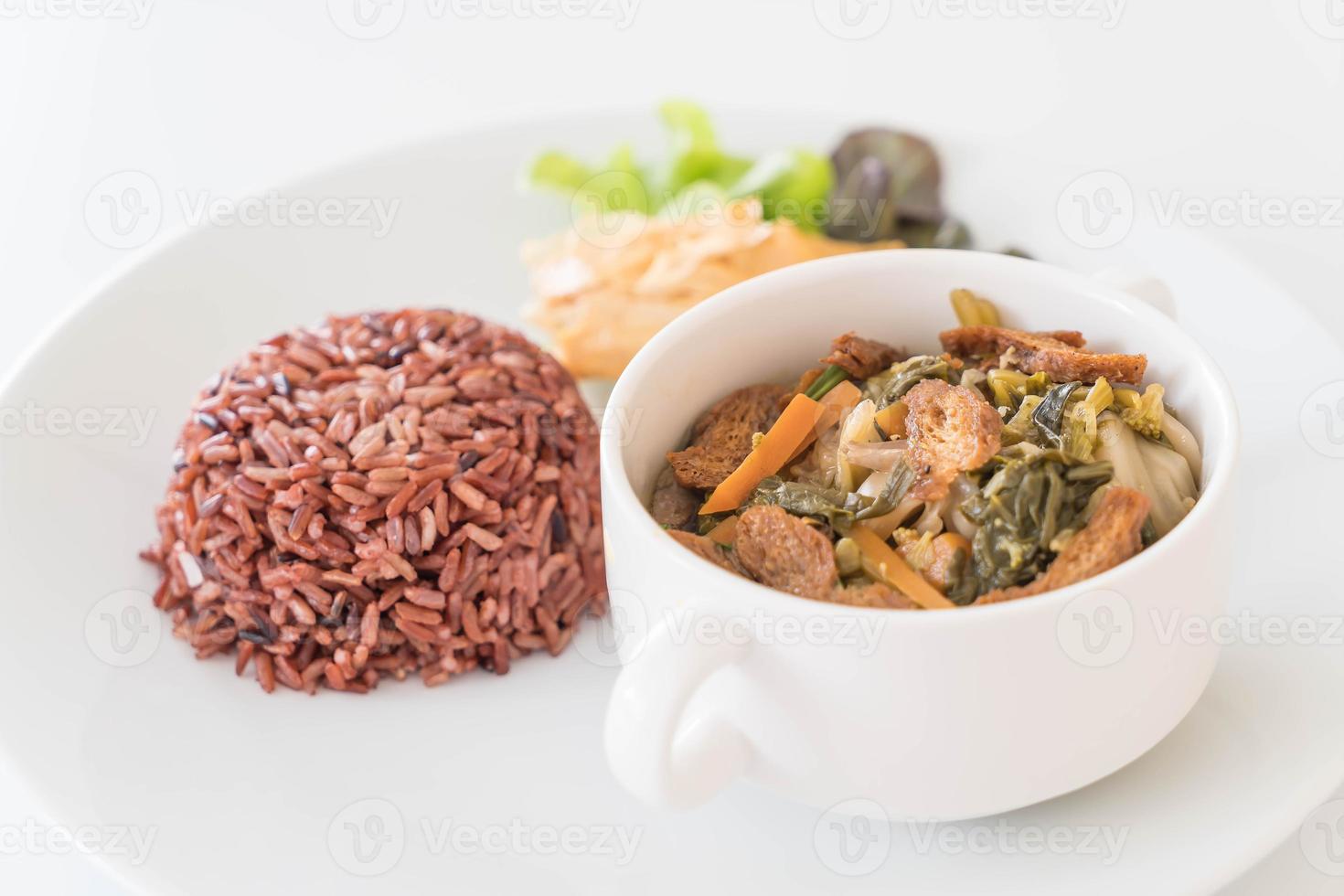 Guiso de verduras chino y tofu con arroz de bayas foto