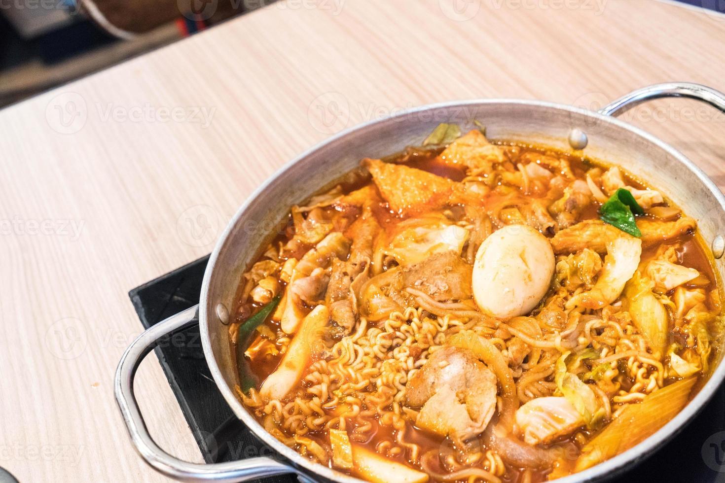 tokpokki - comida tradicional coreana, estilo olla caliente. foto