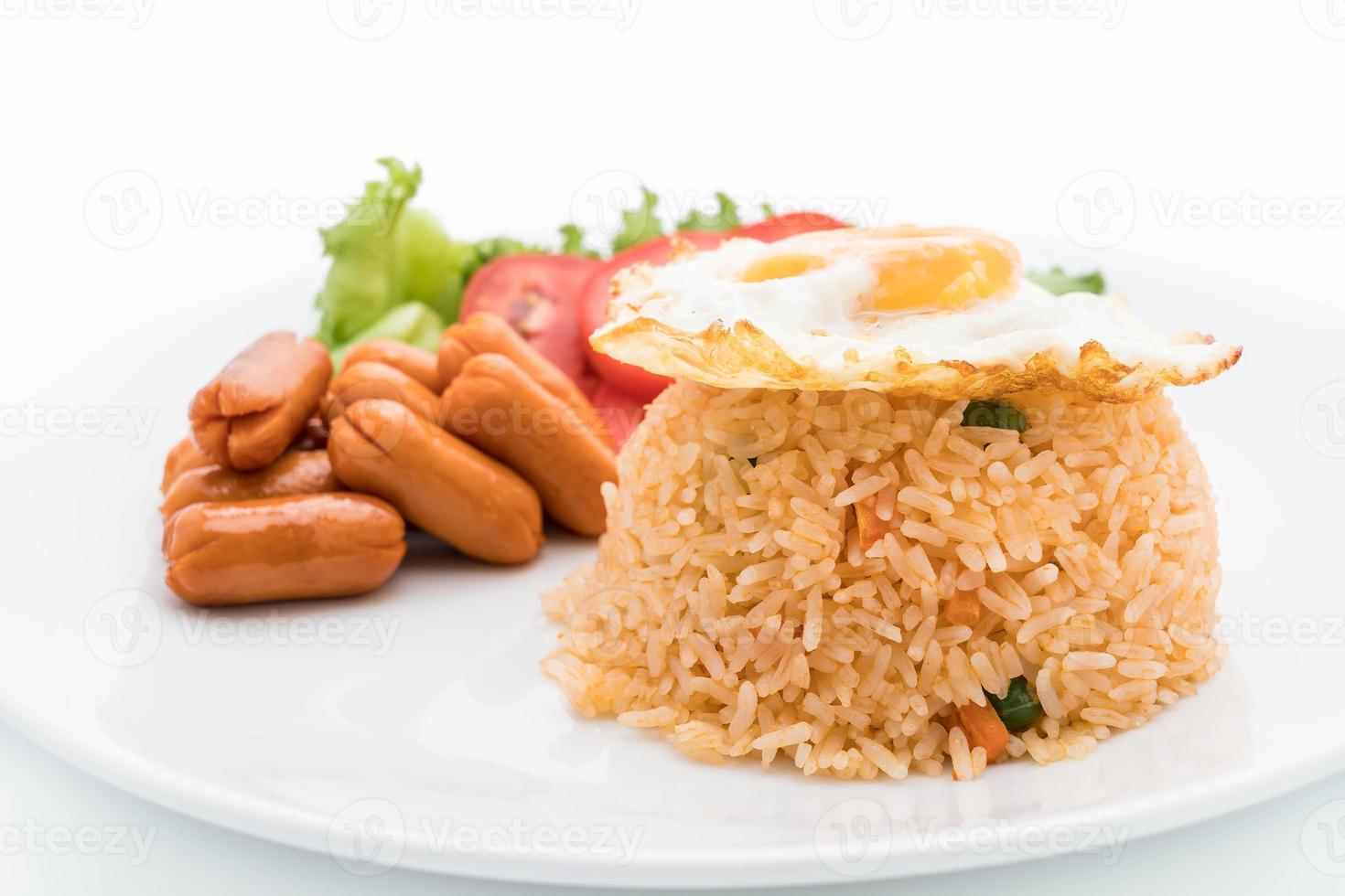 Arroz frito con salchicha y huevo frito en la mesa foto