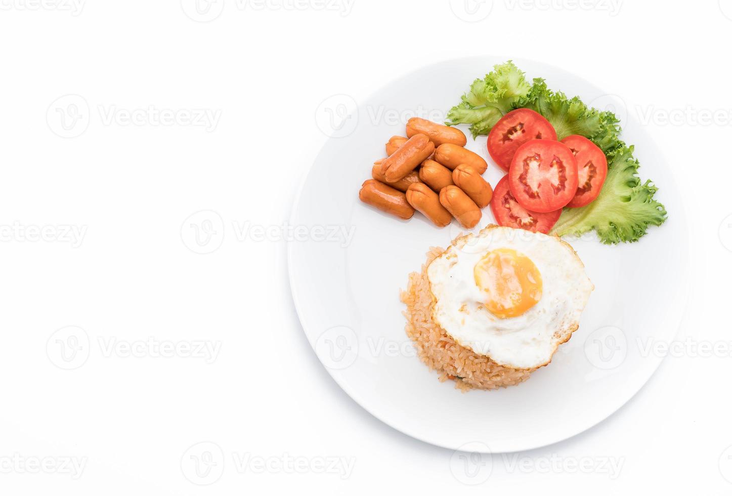 Arroz frito con salchicha y huevo frito en la mesa foto