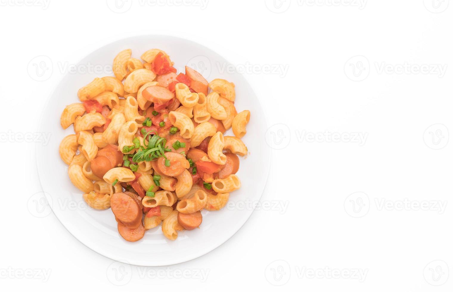 Macarrones con salchicha sobre fondo blanco. foto