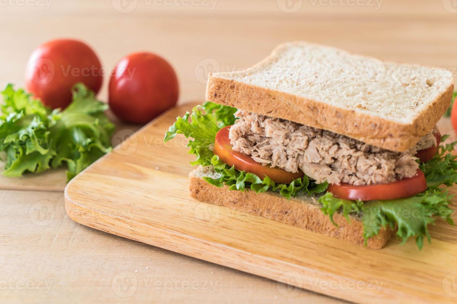 sándwich de atún en tablero de madera foto