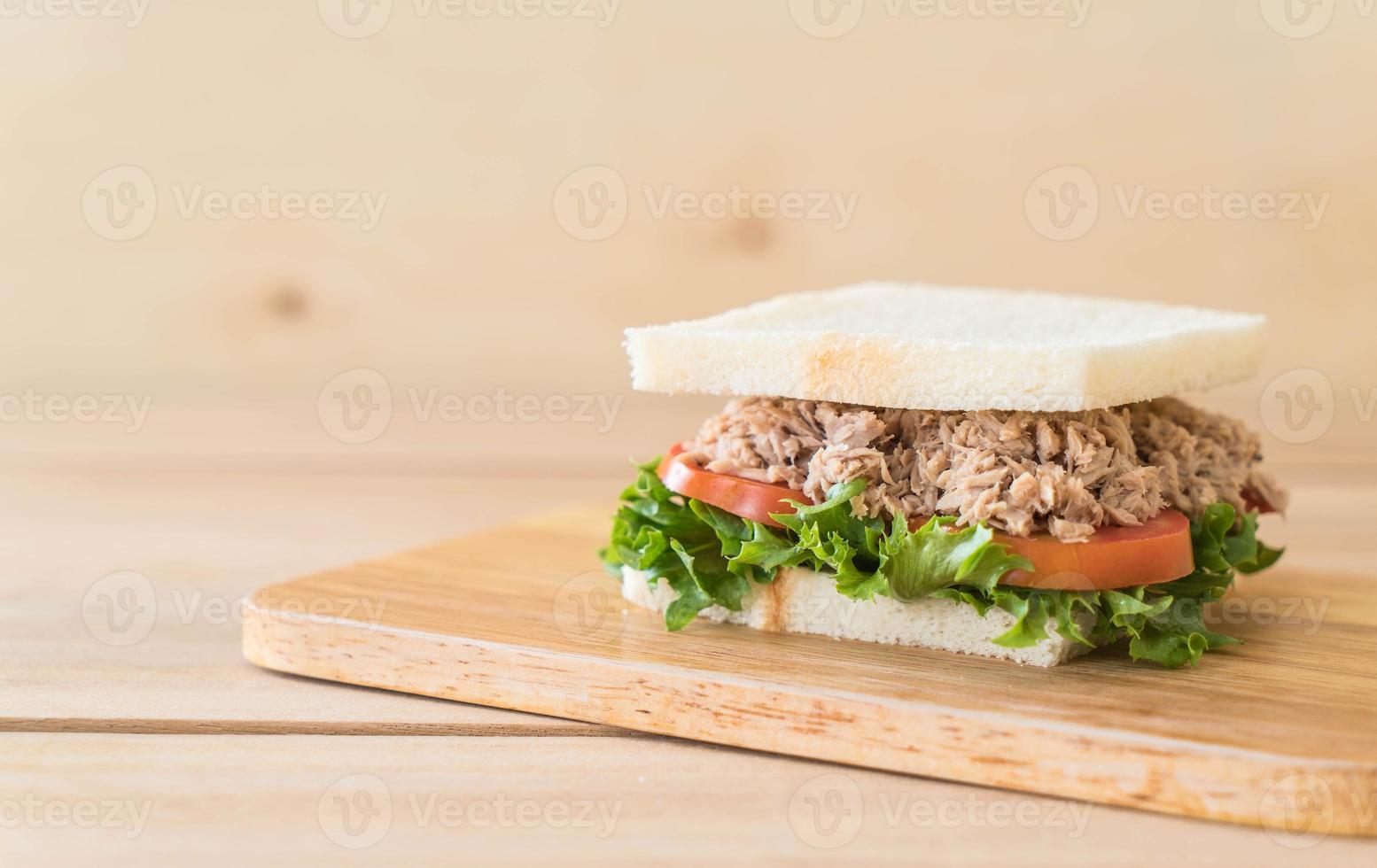 sándwich de atún en tablero de madera foto