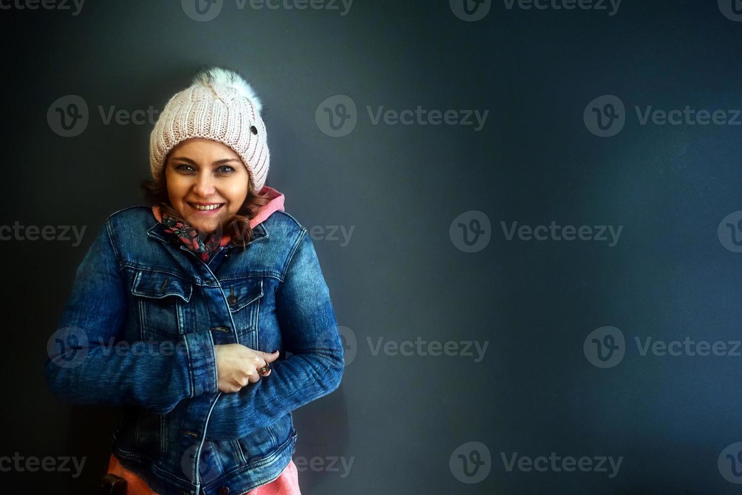 mujer joven de pie y sonriendo foto