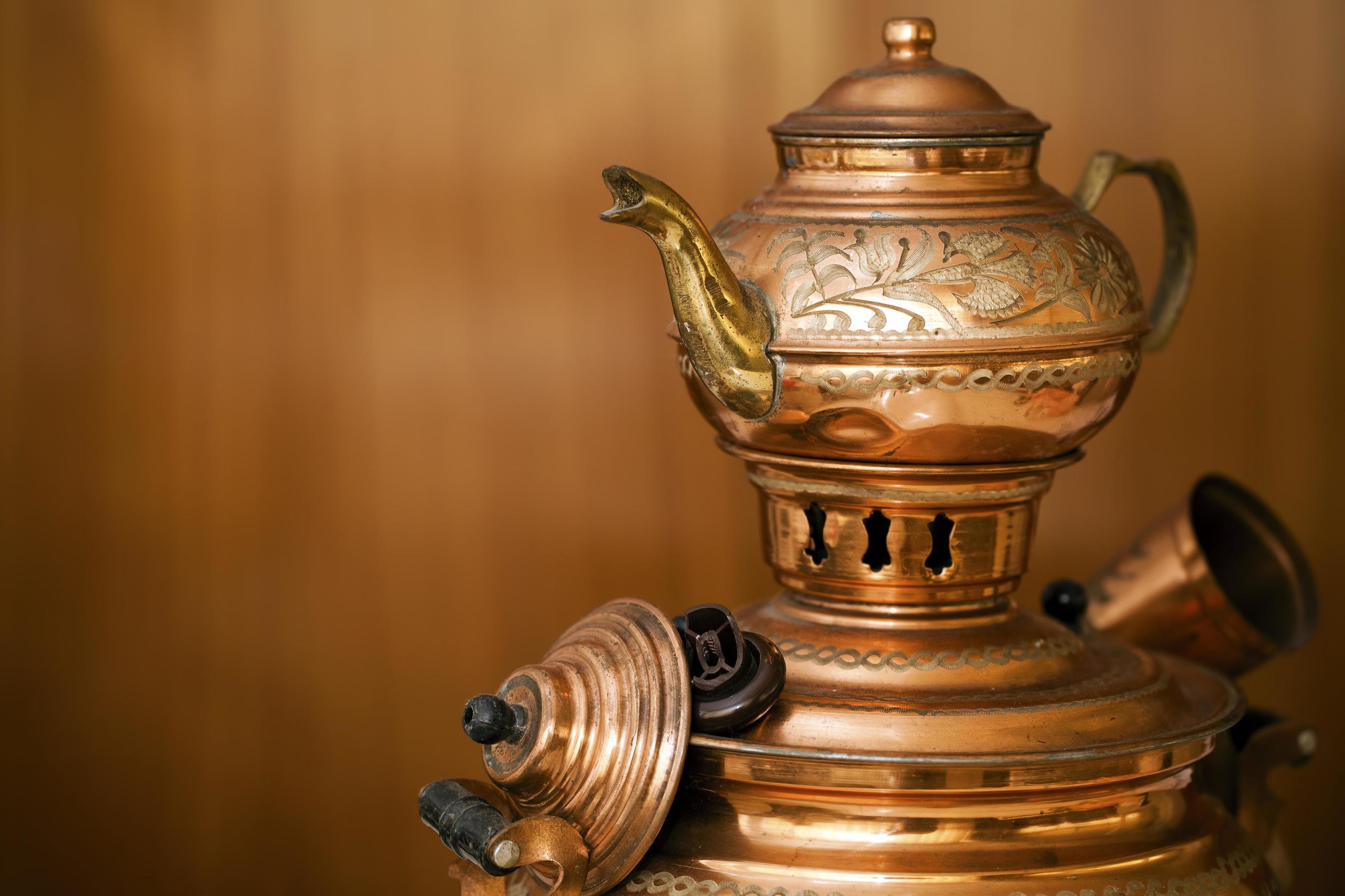 https://static.vecteezy.com/system/resources/previews/003/109/486/large_2x/traditional-turkish-old-style-copper-tea-kettle-free-photo.jpg