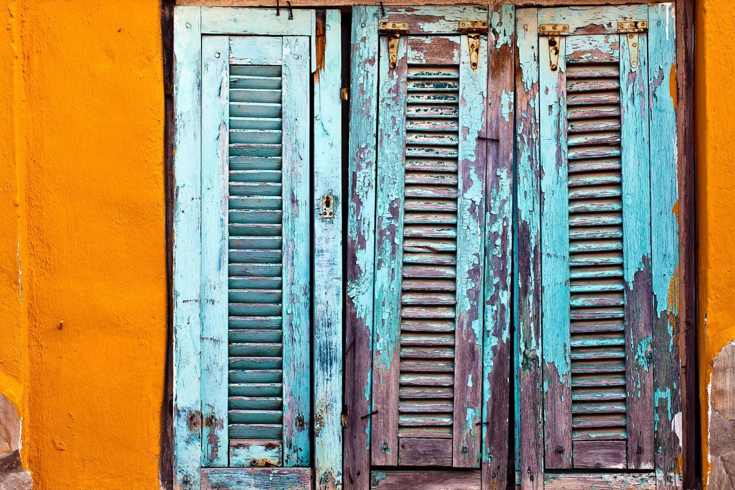 edificio antiguo abstracto alberga ventanas foto