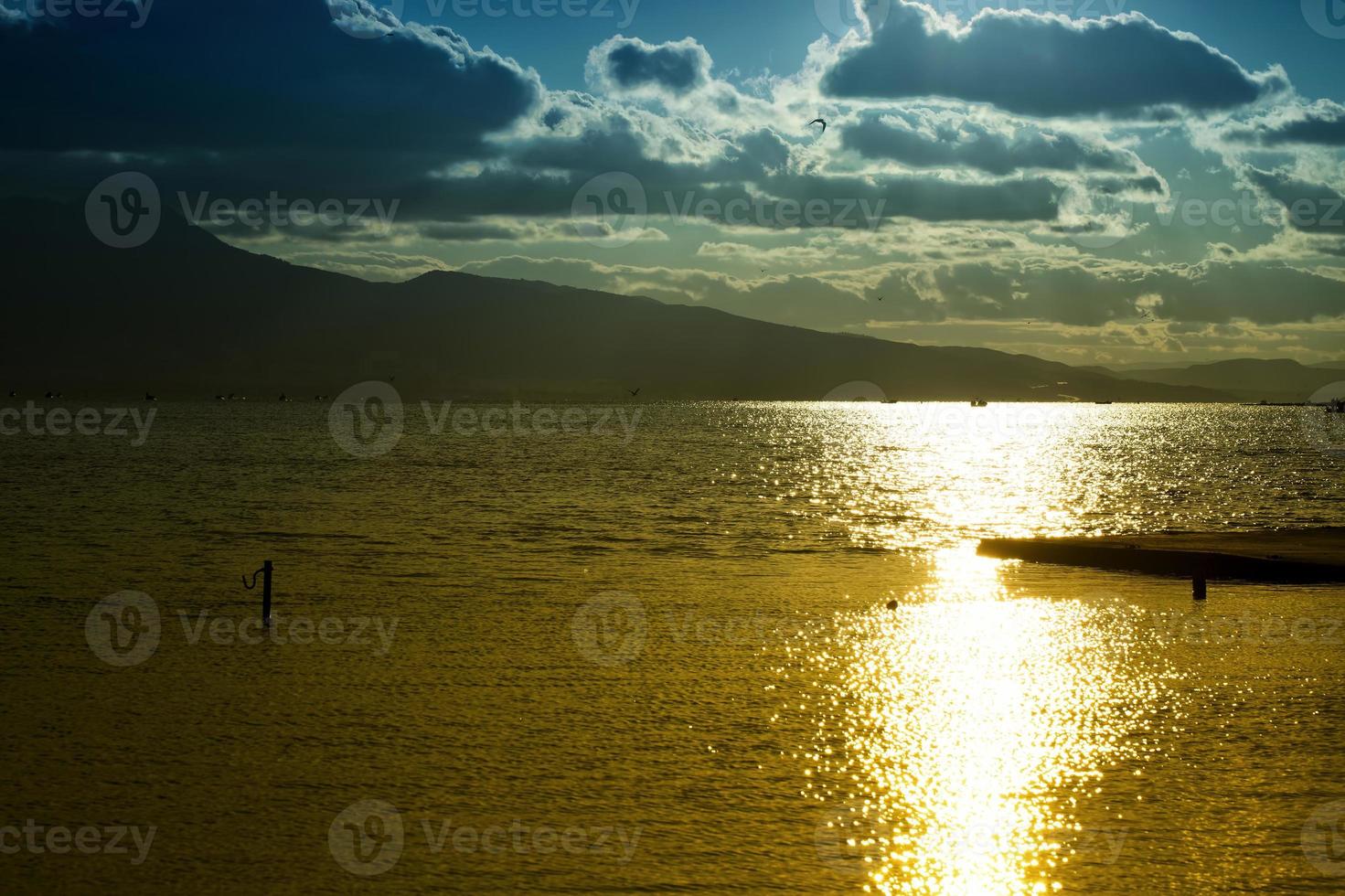 hermosa puesta de sol romántica y el mar foto