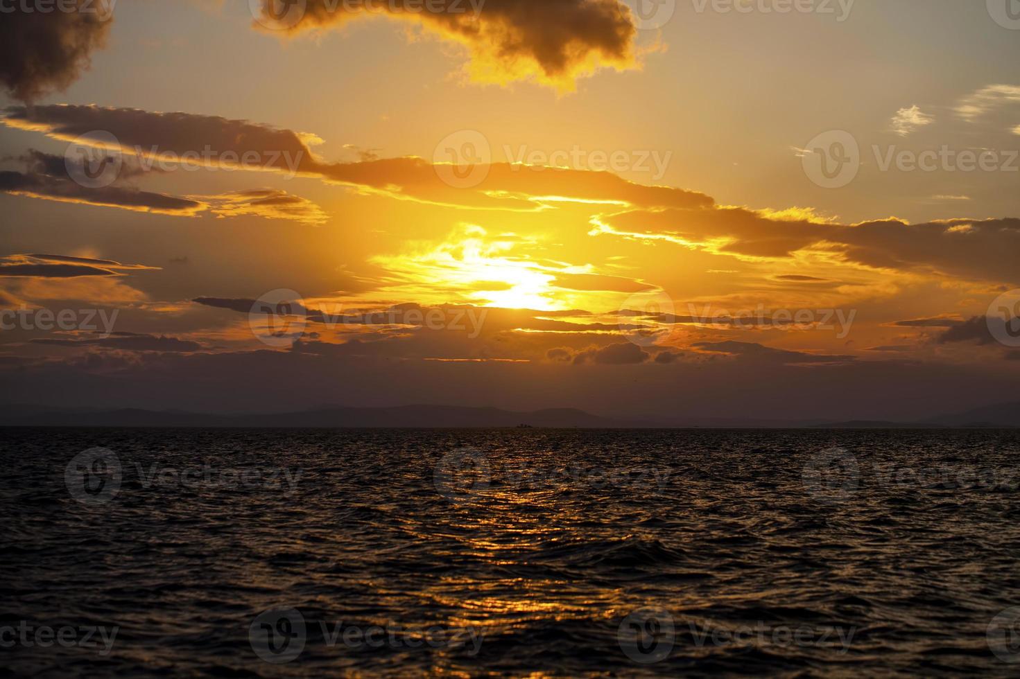 hermosa puesta de sol romántica y el mar foto