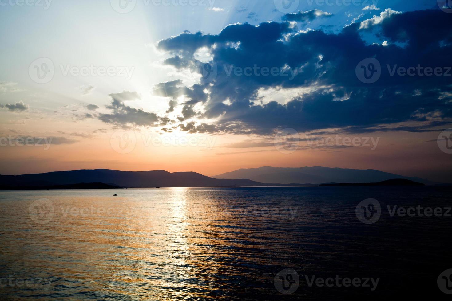 hermosa puesta de sol romántica y el mar foto