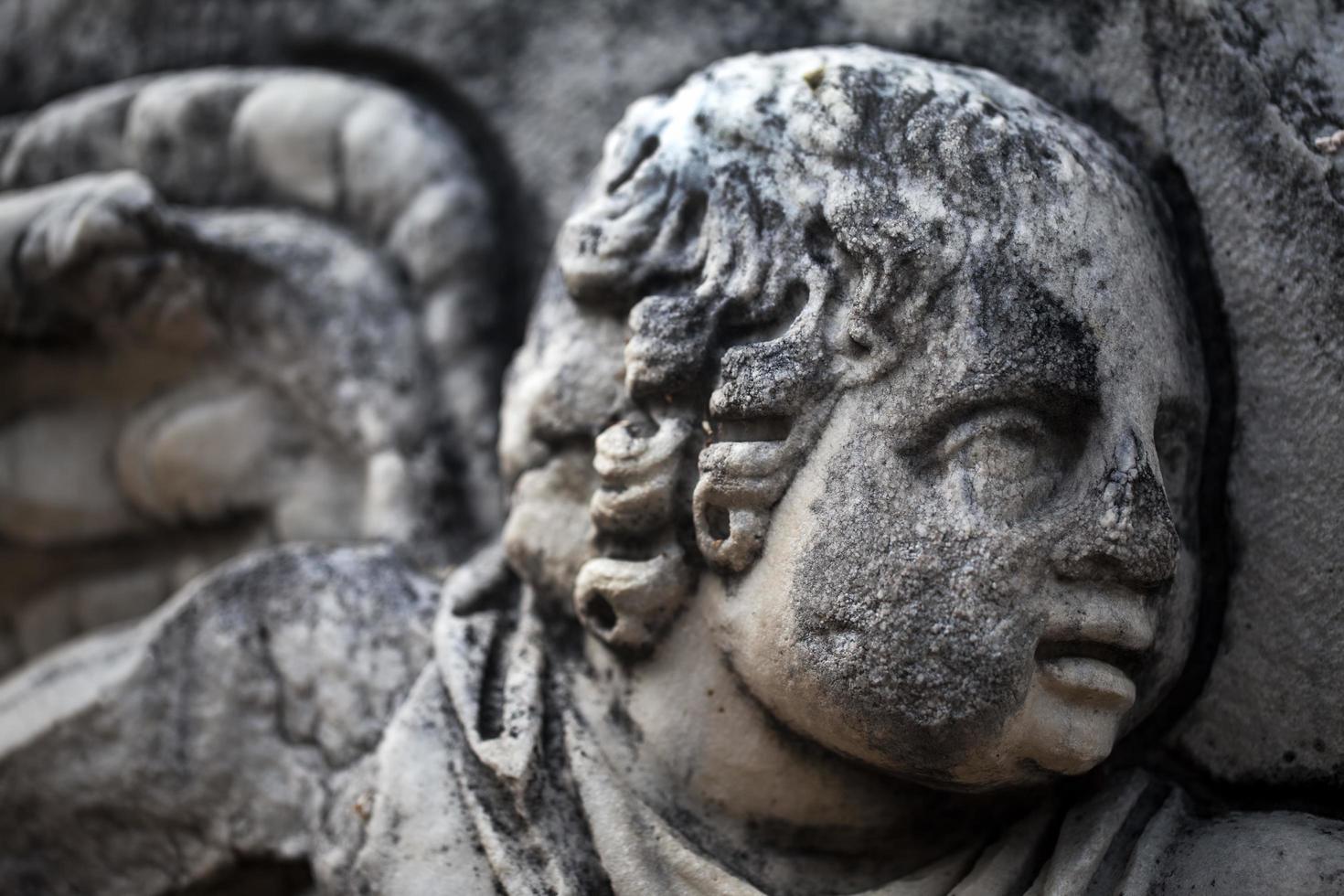 estatua de cara de mármol griego antiguo foto