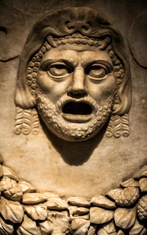 estatua de cara de mármol griego antiguo foto
