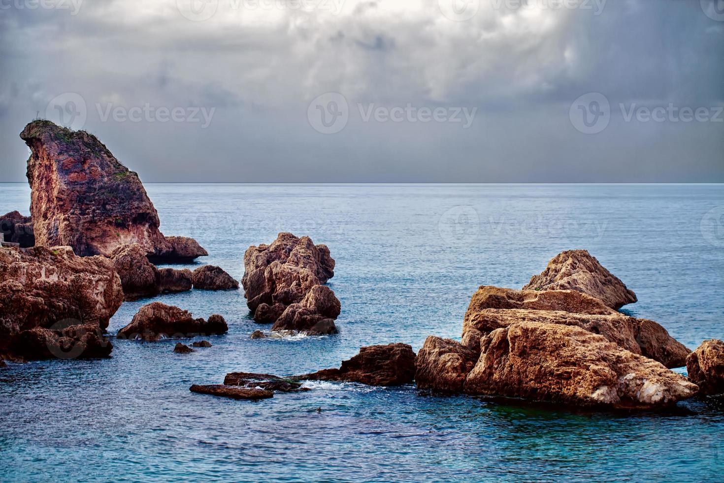 el mar y las rocas en el mar foto