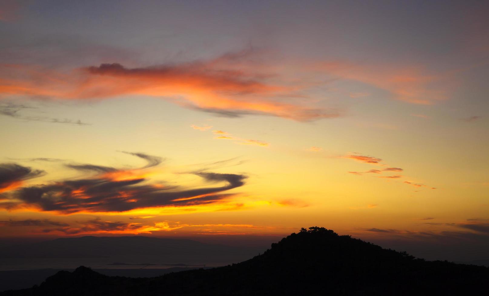 nubes suaves oscuras y brillantes en el cielo foto