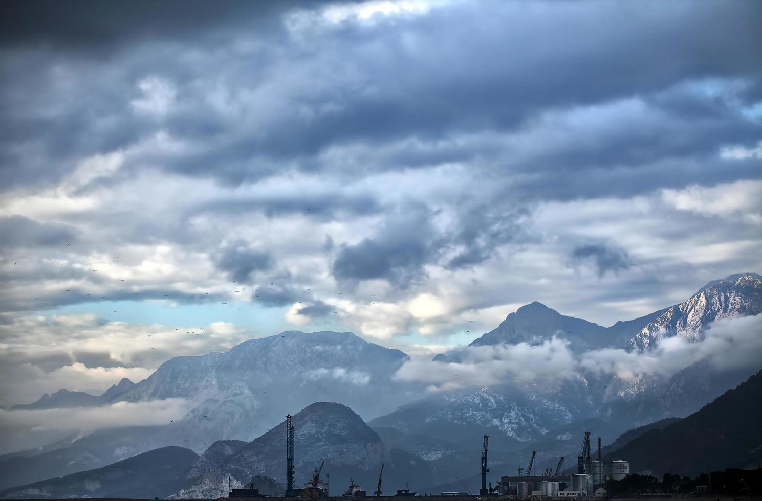 nubes suaves oscuras y brillantes en el cielo foto