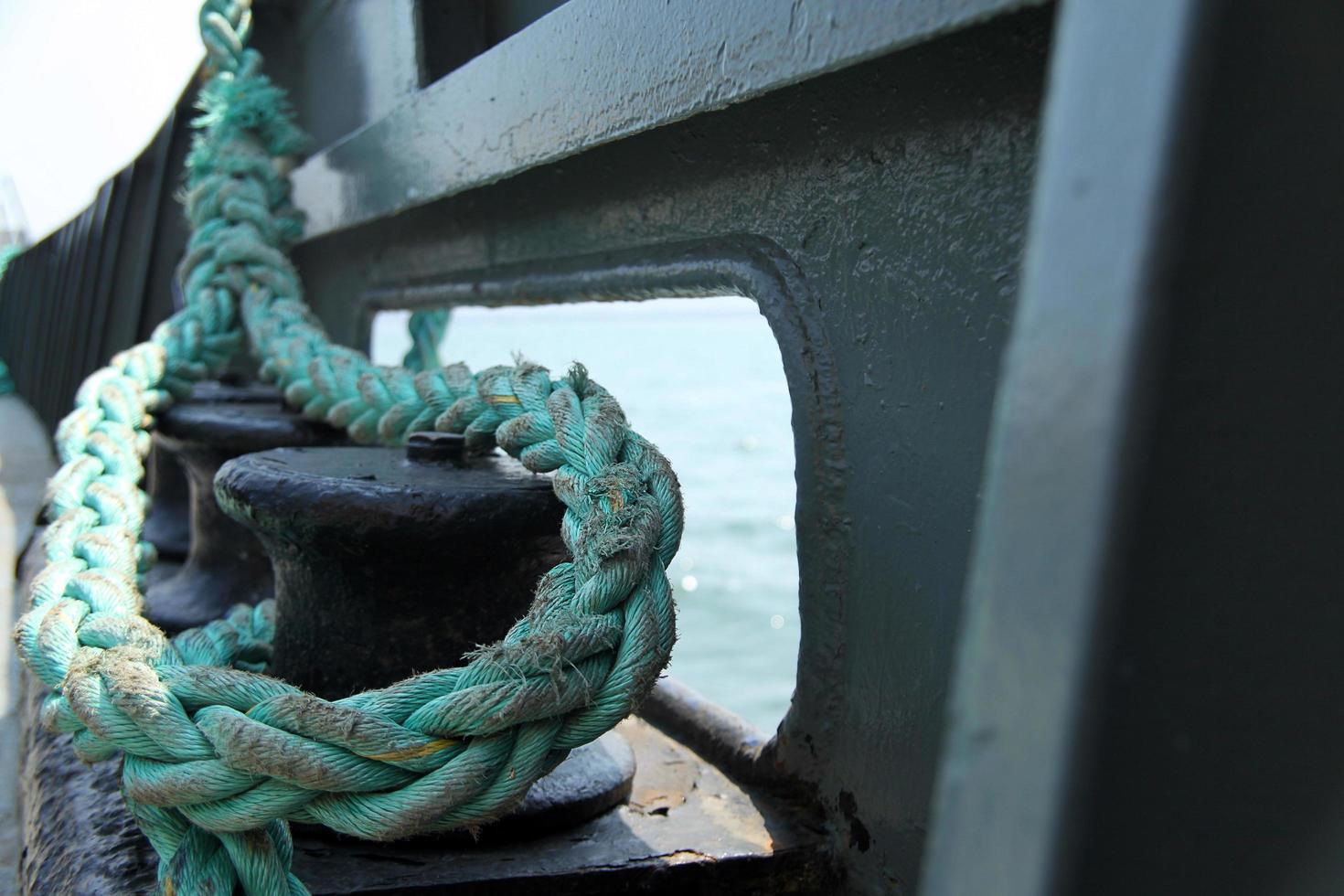 Detalles de la cuerda de un barco de mar. foto