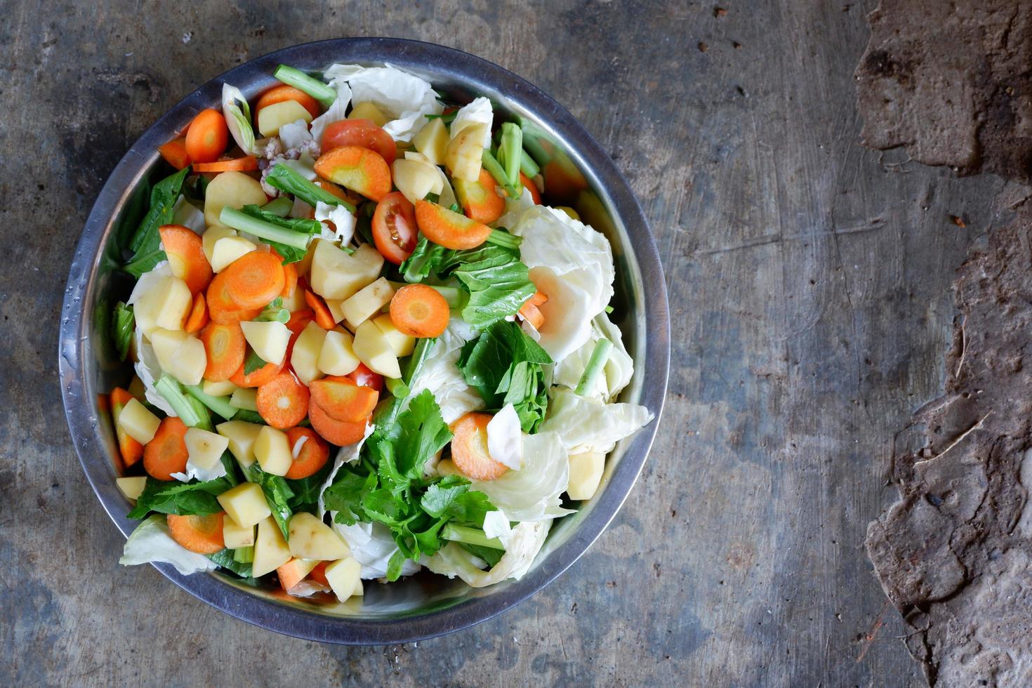 Primer plano de un delicioso cuenco de verduras en rodajas foto