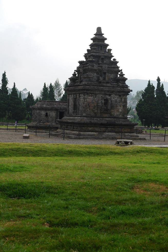 Templos de Arjuna y Semar en el recinto del templo de Dieng, Indonesia foto