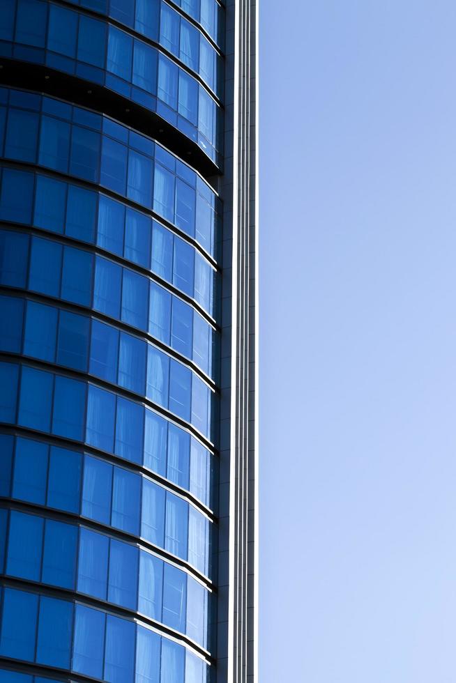 enorme edificio de torre de negocios foto