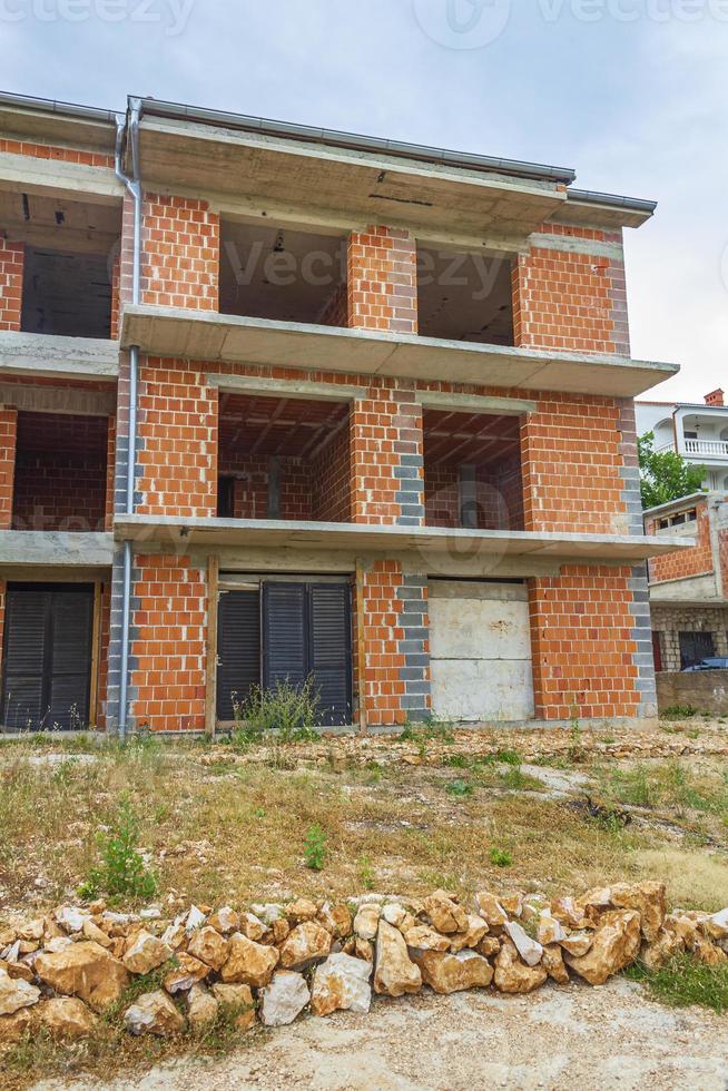 Antiguo edificio abandonado roto sucia en novi vinodolski croacia. foto