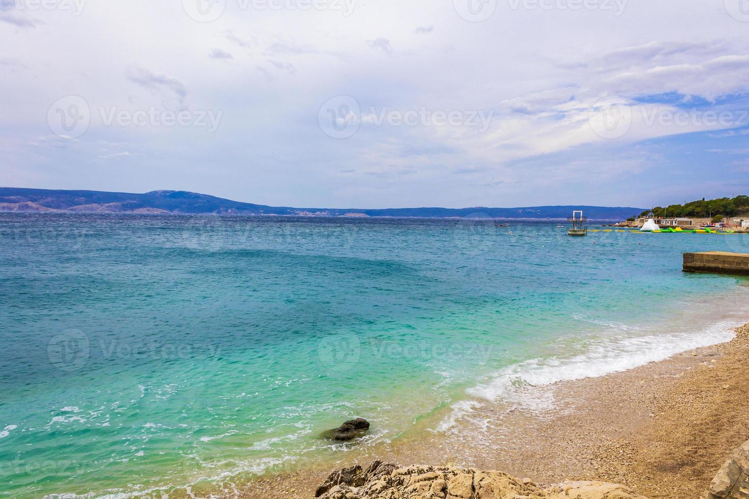 maravillosa playa de arena y rocas y paseo marítimo novi vinodolski croacia. foto