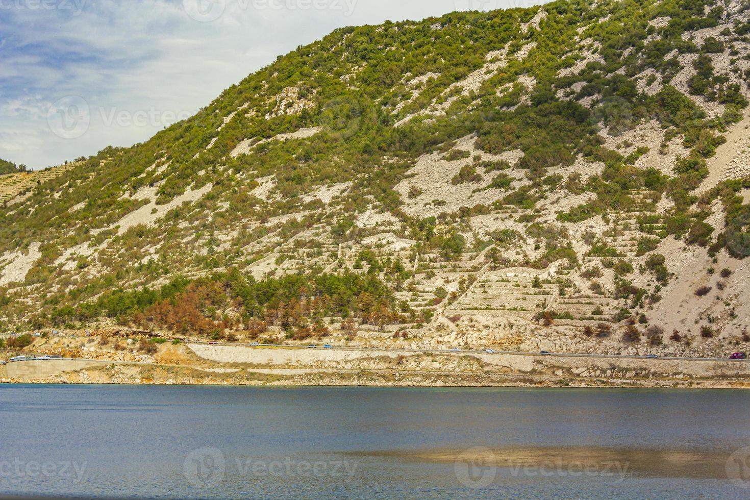 la bahía azul y las colinas rocosas de bakar en croacia. foto