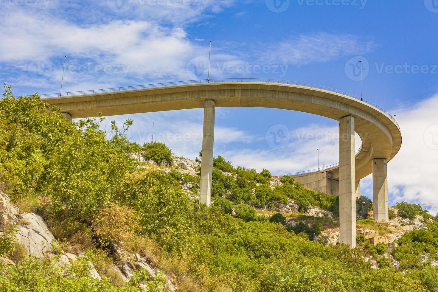 Carretera elevada y puente en bakar croacia. foto