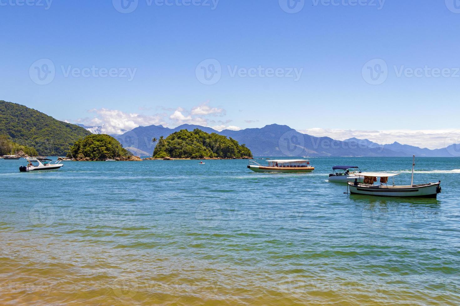 la gran isla tropical ilha grande abraao beach brasil. foto