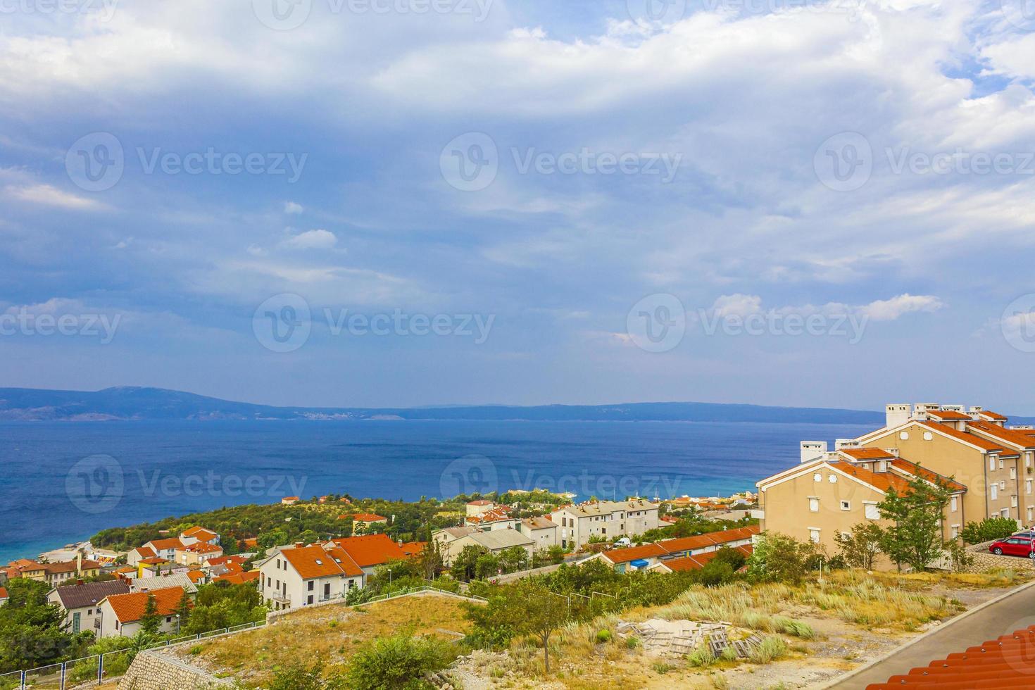 novi vinodolski en croacia en un día soleado foto