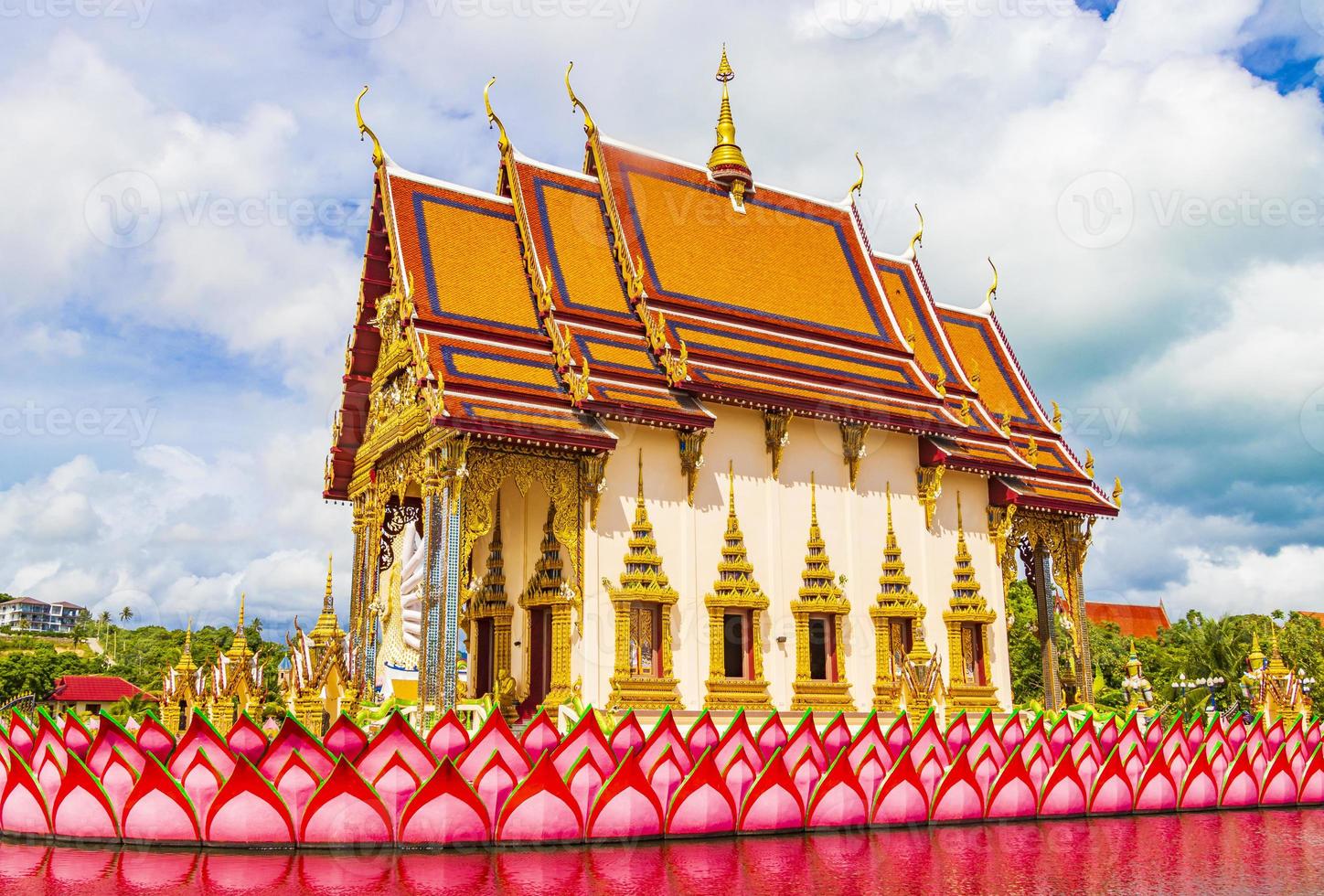 Colorida arquitectura y estatuas en el templo Wat Plai Laem en la isla de Koh Samui, Tailandia, 2018 foto