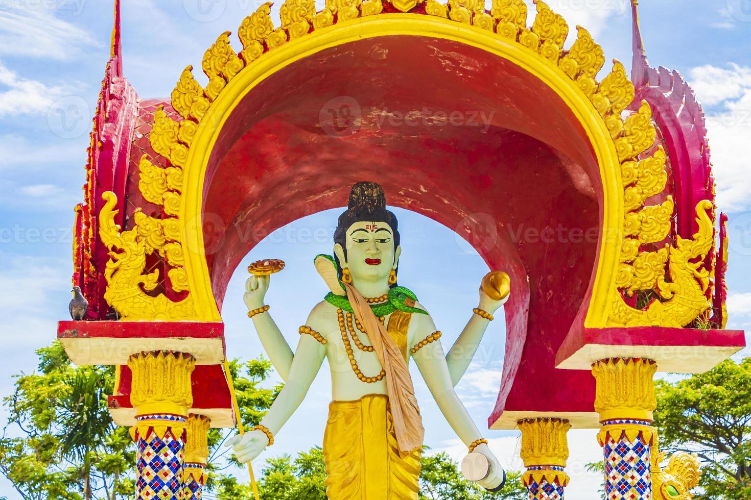 Colorida estatua en el templo Wat Plai Laem en la isla de Koh Samui, Tailandia, 2018 foto