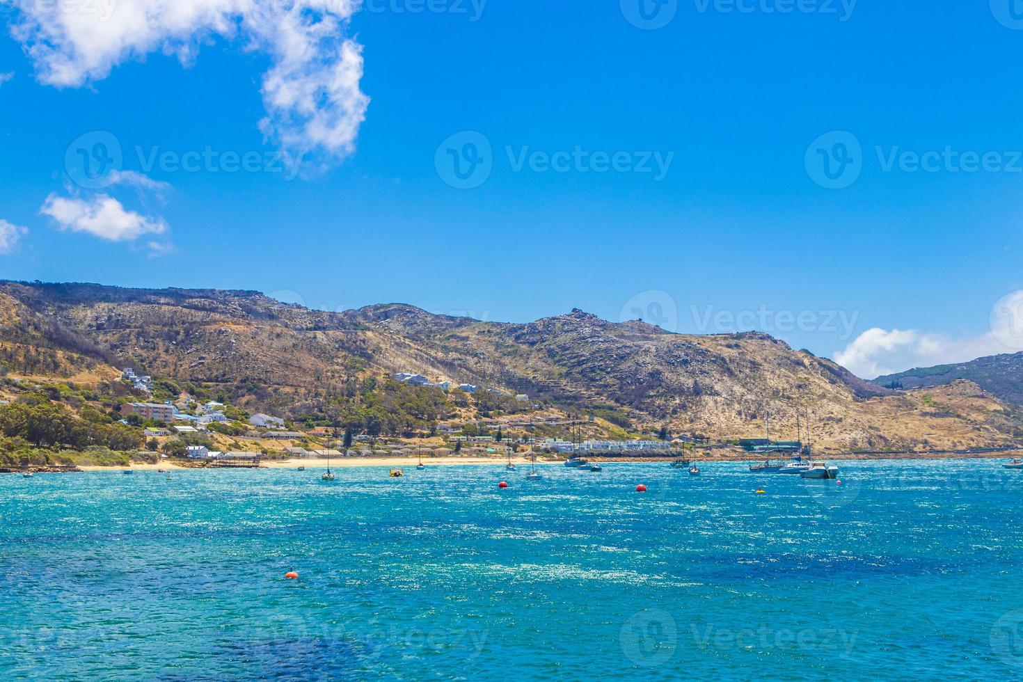 Paisaje costero de la bahía de Falsa en Simons Town, cerca de Ciudad del Cabo en Sudáfrica foto