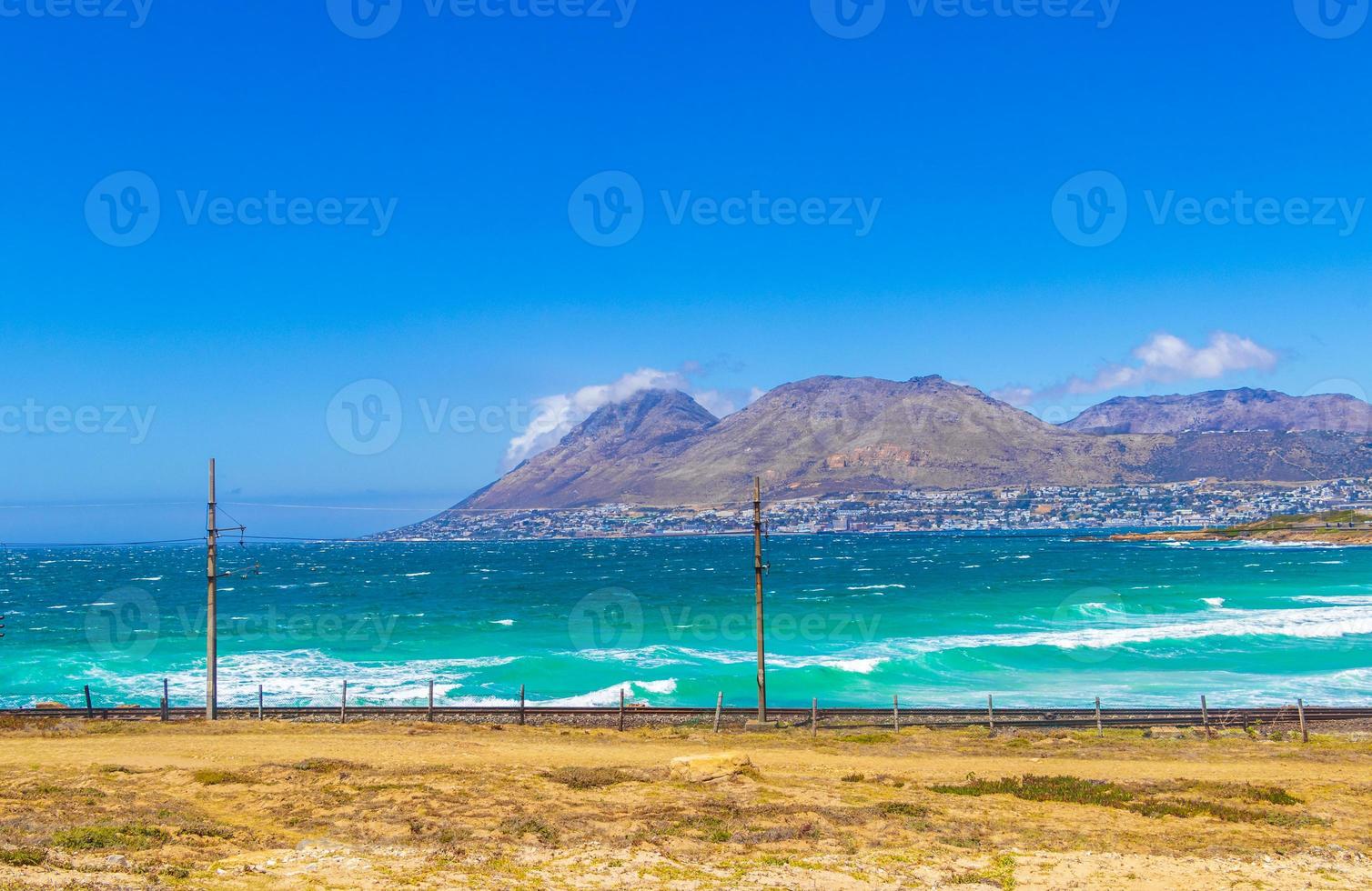 Paisaje costero de la bahía de Falsa en Simons Town, cerca de Ciudad del Cabo en Sudáfrica foto