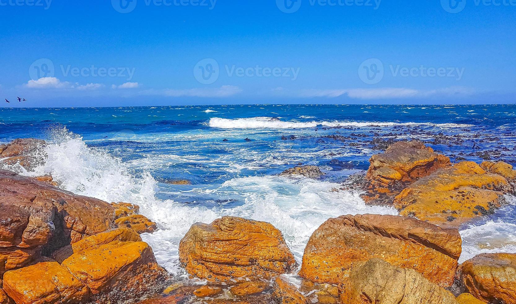 Paisaje costero de la bahía de Falsa en Simons Town, cerca de Ciudad del Cabo en Sudáfrica foto