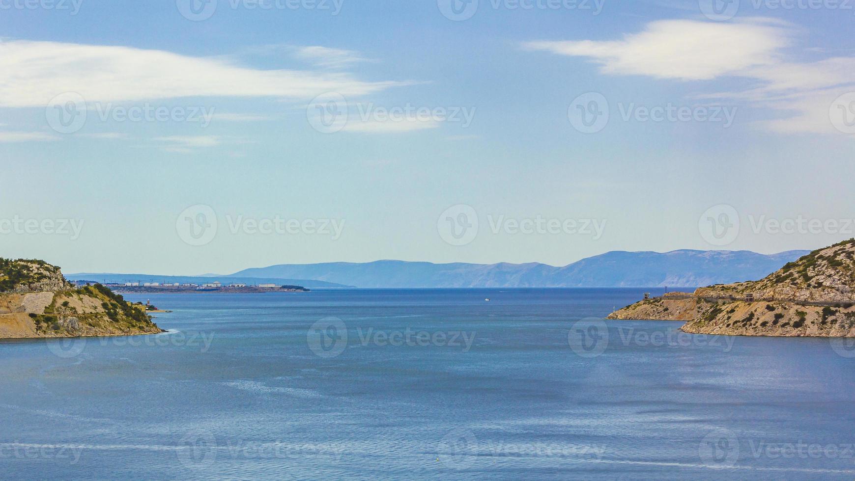 la bahía azul de bakarski zaliv, bakar, croacia foto