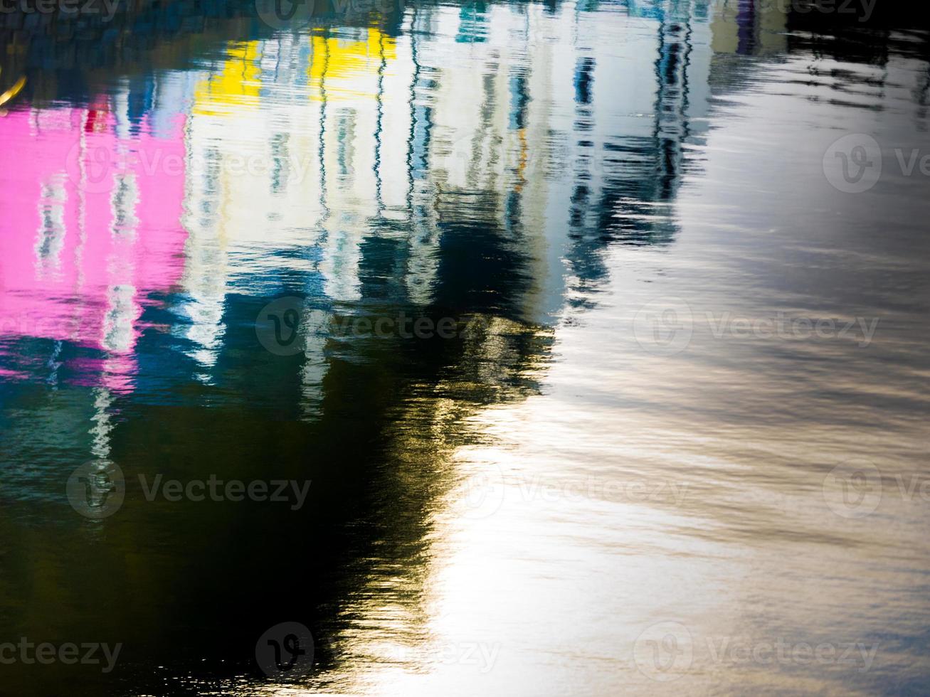 Casas reflejadas en Portree, Isla de Skye, Escocia foto