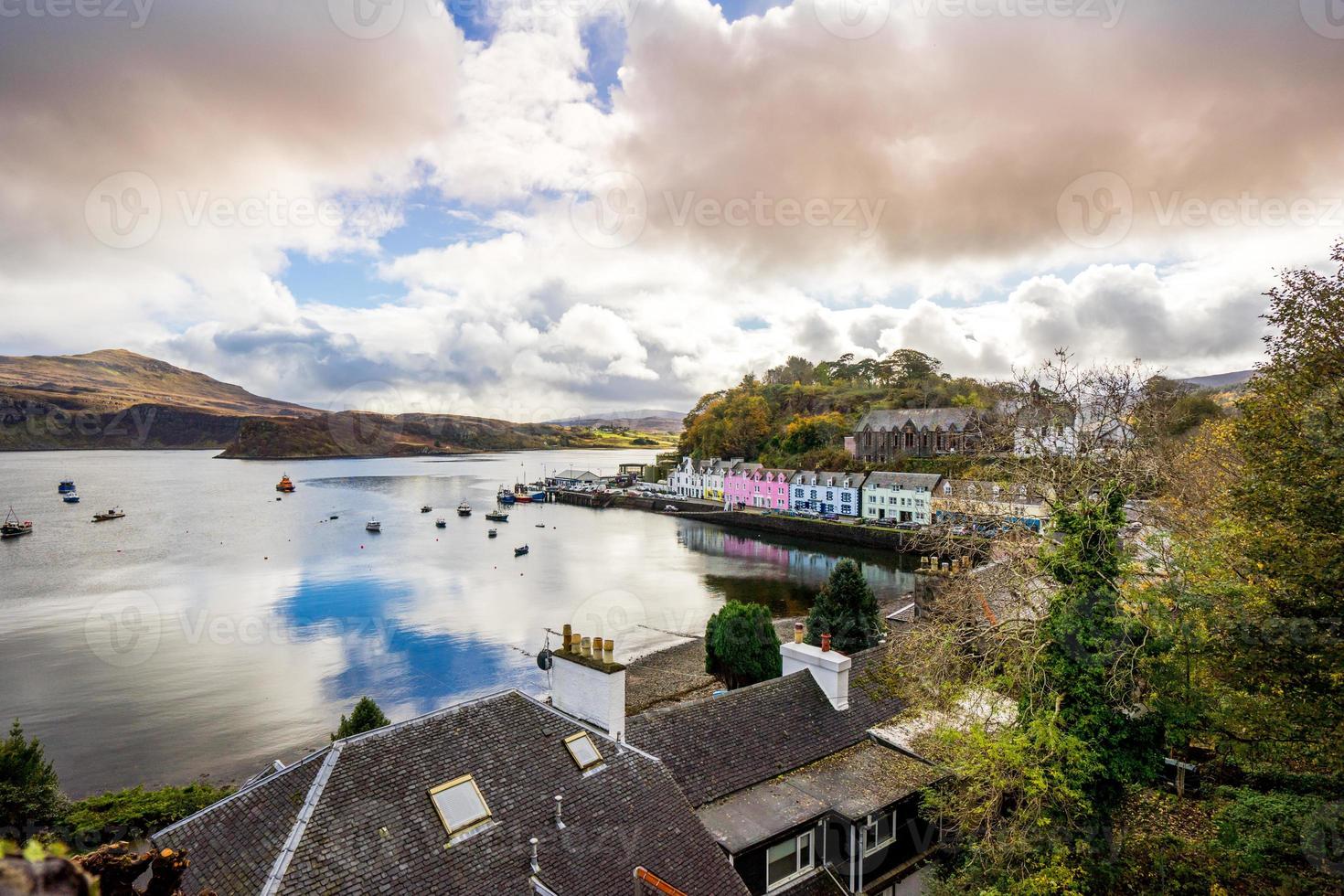 Ver en Portree antes del atardecer, Isla de Skye, Escocia foto