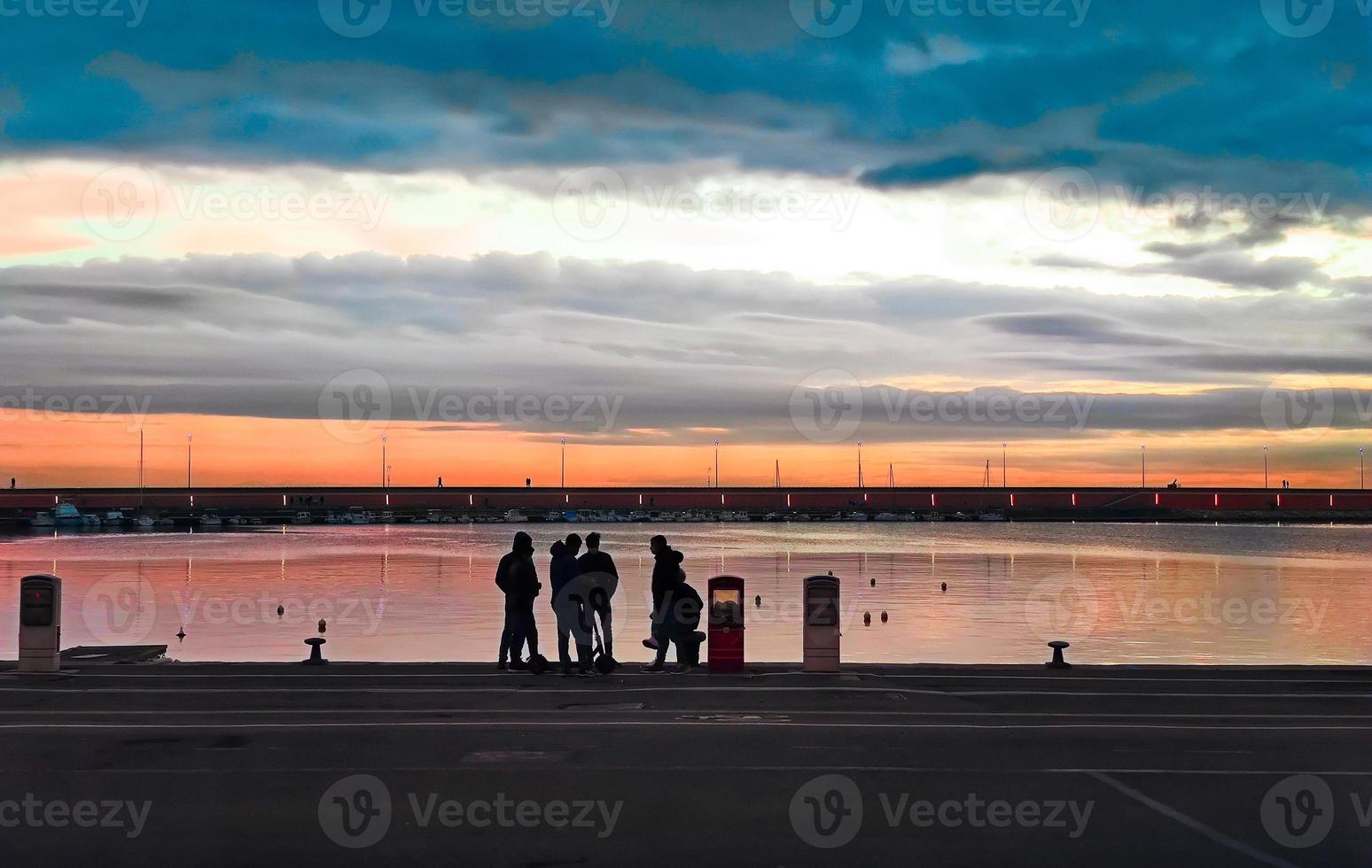 Puerto de Imperia, Italia al atardecer foto