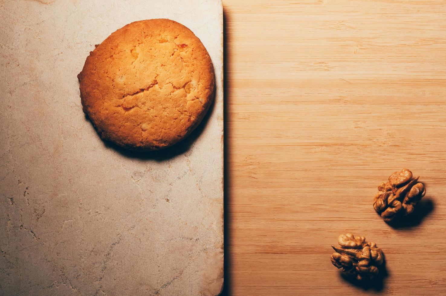 Galleta sobre una superficie de mesa de piedra con nueces foto