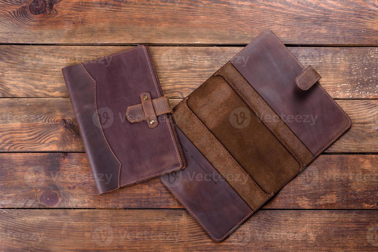 hermosa funda de cuero marrón hecha de cuero diseñada para un cuaderno foto