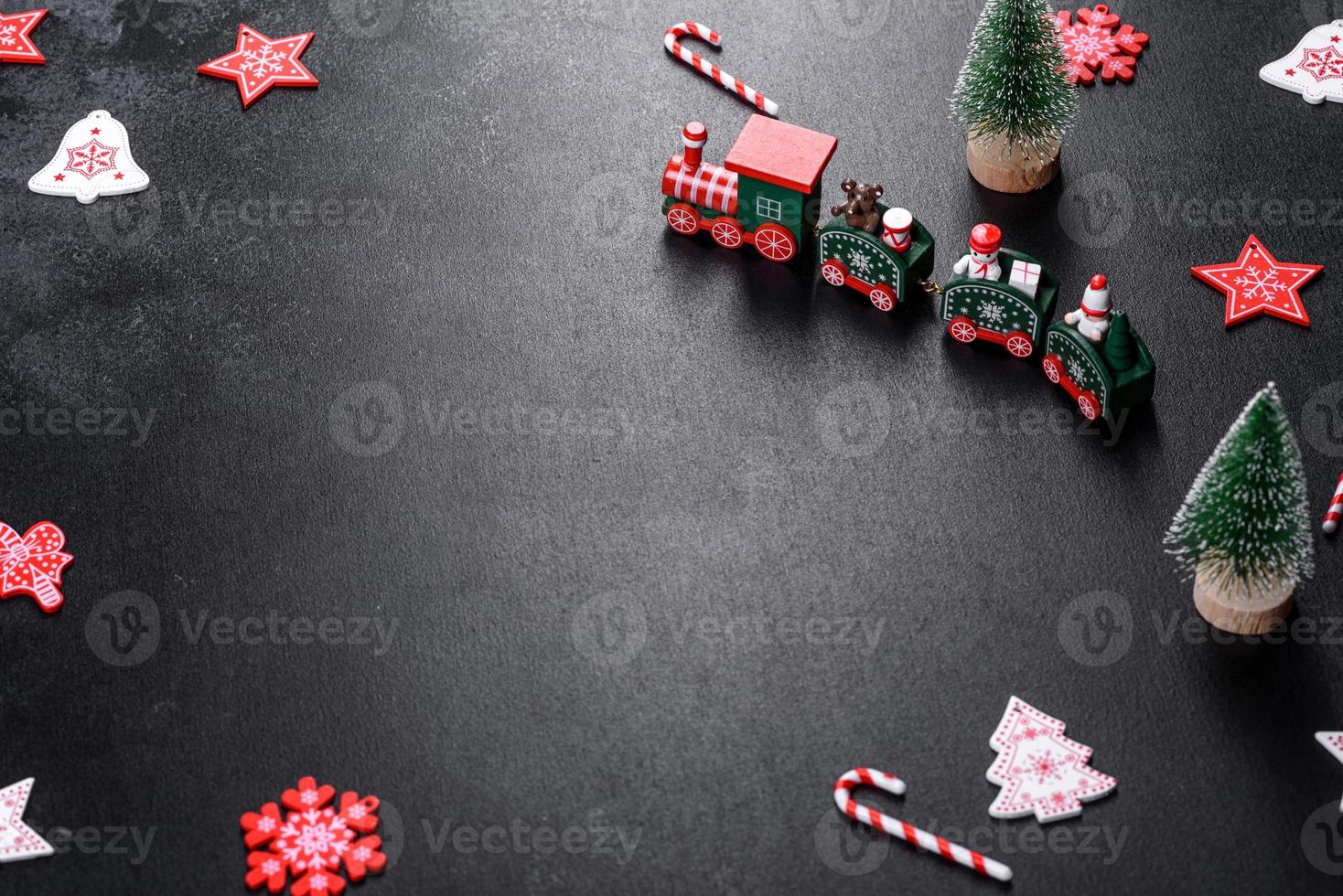 elementos rojos y blancos que se utilizan para decorar el árbol de navidad foto