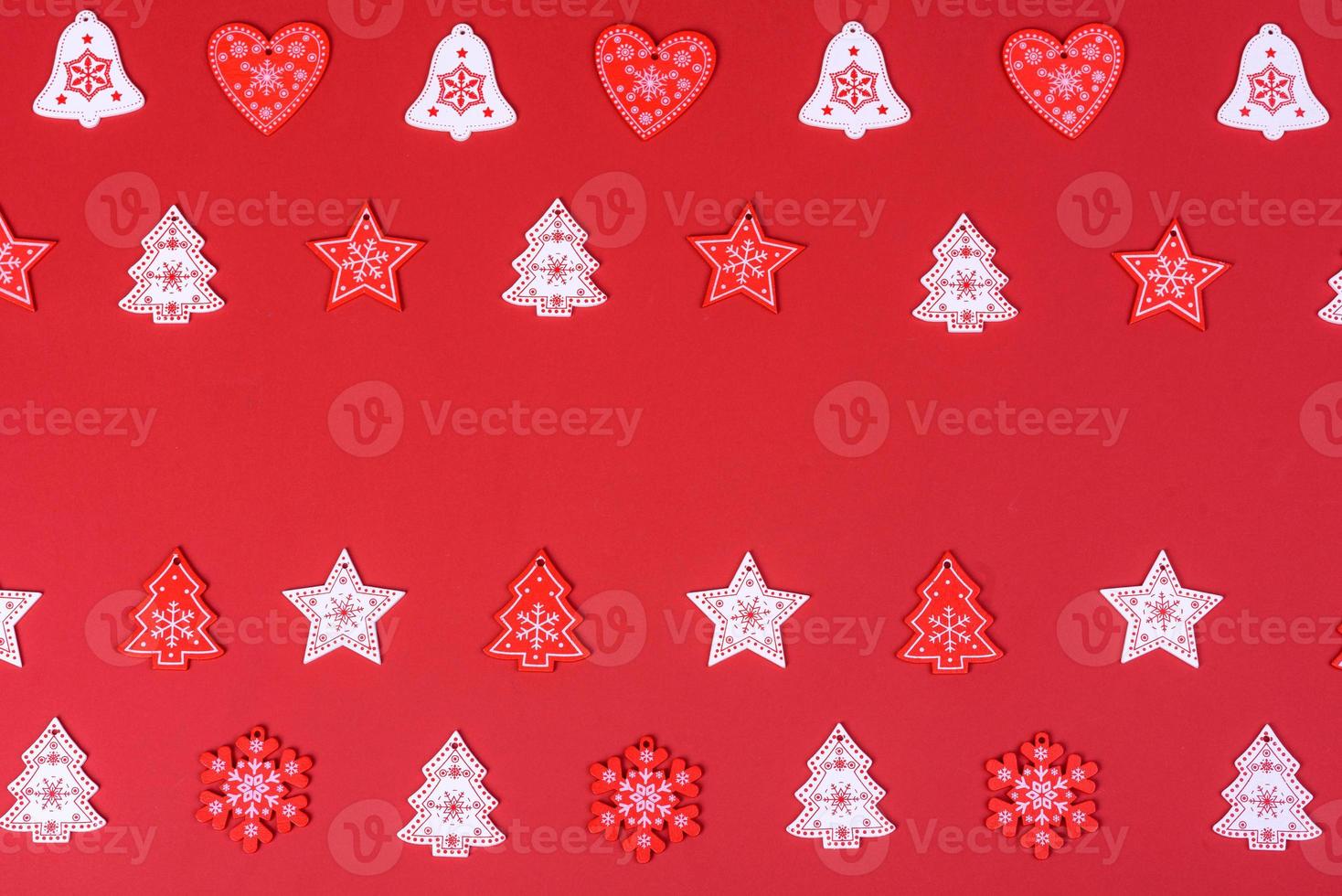 elementos rojos y blancos que se utilizan para decorar el árbol de navidad foto